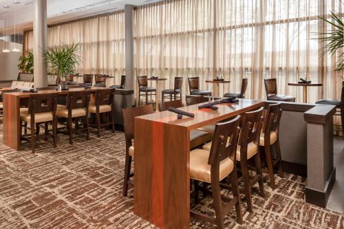 Restaurant, DoubleTree by Hilton Kansas City - Overland Park in Overland Park Restaurant, DoubleTree by Hilton Kansas City - Overland Park in Overland Park