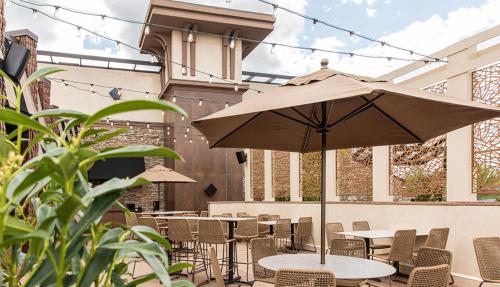 餐廳, 伊登度假村及套房 - 最佳西方頂級精選酒店 (Eden Resort & Suites - Best Western Premier Collection) in 蘭卡斯特市中心 餐廳, 伊登度假村及套房 - 最佳西方頂級精選酒店 (Eden Resort & Suites - Best Western Premier Collection) in 蘭卡斯特市中心