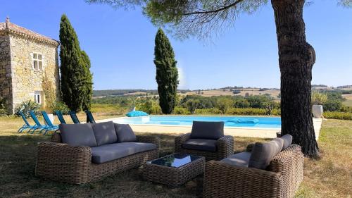 شرفة/ تراس, Maison Gasconne, 6 chambres, piscine 14x5, vue sur les vignobles in Castelnau Sur L'Auvignon شرفة/ تراس, Maison Gasconne, 6 chambres, piscine 14x5, vue sur les vignobles in Castelnau Sur L'Auvignon