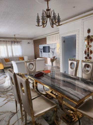 LUXUEUX Platinium in Alibandeng LUXUEUX Platinium in Alibandeng