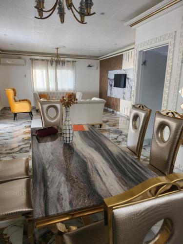 LUXUEUX Platinium in Alibandeng LUXUEUX Platinium in Alibandeng