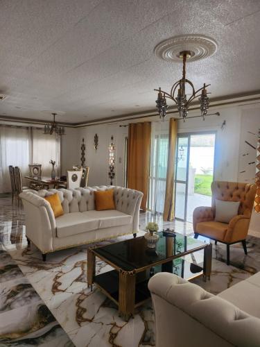 LUXUEUX Platinium in Alibandeng LUXUEUX Platinium in Alibandeng