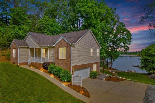Castaway Cove -Lake Norman Waterfront Home with Private Dock