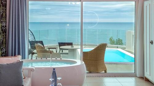 발코니/테라스, Panorama Suites & Spa - Adults Only in 스토미오 발코니/테라스, Panorama Suites & Spa - Adults Only in 스토미오