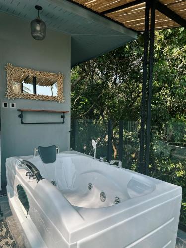 Palm Dance Seaview with jacuzzi in June Juea Bay Palm Dance Seaview with jacuzzi in June Juea Bay