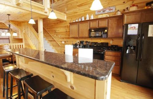A Suite Mountain Escape, free tickets, no catch! in Pigeon Forge Suburbii A Suite Mountain Escape, free tickets, no catch! in Pigeon Forge Suburbii