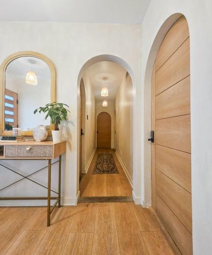 Brimfield Stay in Burbank Brimfield Stay in Burbank