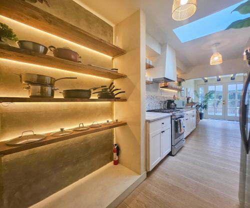 Brimfield Stay in Burbank Brimfield Stay in Burbank