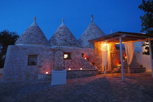 Фасада на хотела, Relais Trulli Le Icone in Остуни Фасада на хотела, Relais Trulli Le Icone in Остуни