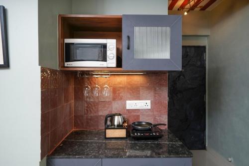 Kitchen, Kulture by One Tree Stays near Sant Dnyaneshwar's Samadhi Mandir Kitchen, Kulture by One Tree Stays near Sant Dnyaneshwar's Samadhi Mandir