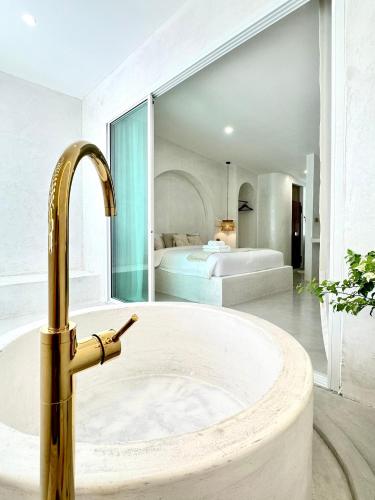 Evelia Kohsamed in Ao Phai Evelia Kohsamed in Ao Phai