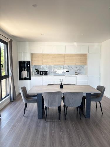 "Deerpark Villa - Sleeps 8, Views of The Rock & Cashel Palace Hotel" in Cashel "Deerpark Villa - Sleeps 8, Views of The Rock & Cashel Palace Hotel" in Cashel