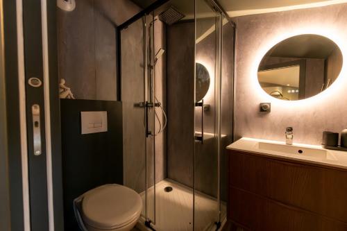 Bathroom, La grange moderne aux portes de Lyon in Vourles Bathroom, La grange moderne aux portes de Lyon in Vourles