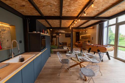 Kitchen, La grange moderne aux portes de Lyon in Vourles Kitchen, La grange moderne aux portes de Lyon in Vourles