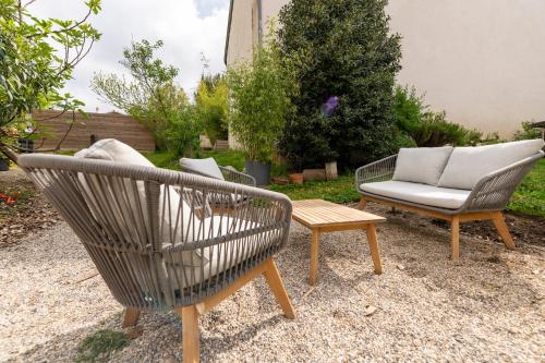 Garden, La grange moderne aux portes de Lyon in Vourles Garden, La grange moderne aux portes de Lyon in Vourles