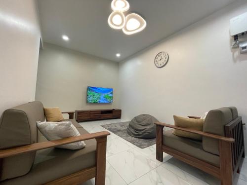 Shared lounge/TV area, Cozy Family Stay Ipoh Town 12pax near Catholic Church Of Our Mother Of Perpetual Help Shared lounge/TV area, Cozy Family Stay Ipoh Town 12pax near Catholic Church Of Our Mother Of Perpetual Help