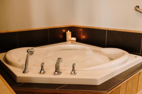 Létesítmények, Albert's in Shelburne (NS) Létesítmények, Albert's in Shelburne (NS)