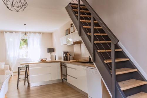 Cocina, La Parenthèse Cosy Jacuzzi & Charme (La Parenthese Cosy Jacuzzi & Charme) in Aubenas Cocina, La Parenthèse Cosy Jacuzzi & Charme (La Parenthese Cosy Jacuzzi & Charme) in Aubenas