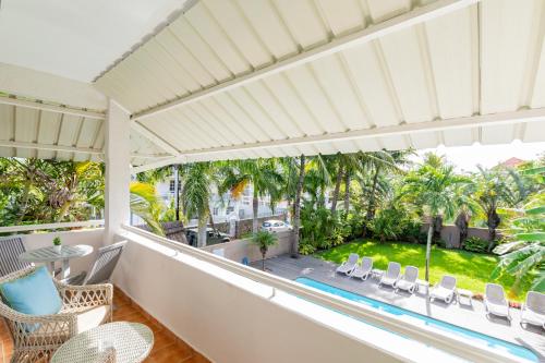 Balkon/Terrasse, Stylish Studio with balcony, view on pool and garden in Pointe aux Cannoniers Balkon/Terrasse, Stylish Studio with balcony, view on pool and garden in Pointe aux Cannoniers