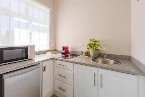 Küche, Stylish Studio with balcony, view on pool and garden in Pointe aux Cannoniers Küche, Stylish Studio with balcony, view on pool and garden in Pointe aux Cannoniers