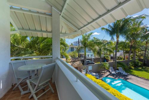 Balkon/Terrasse, Stylish Studio with balcony, view on pool and garden in Pointe aux Cannoniers Balkon/Terrasse, Stylish Studio with balcony, view on pool and garden in Pointe aux Cannoniers