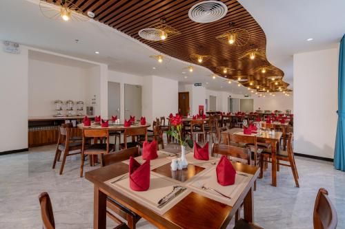 Restaurant, River Way Hotel Ha Long near Luon Caves Restaurant, River Way Hotel Ha Long near Luon Caves