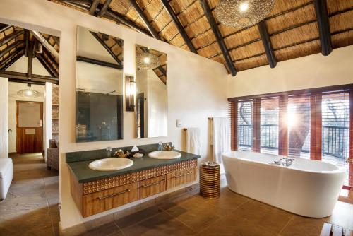 حمام, تشوكودو بوش لودج (Tshukudu Bush Lodge) in بيلانسبرغ ناشونال بارك حمام, تشوكودو بوش لودج (Tshukudu Bush Lodge) in بيلانسبرغ ناشونال بارك