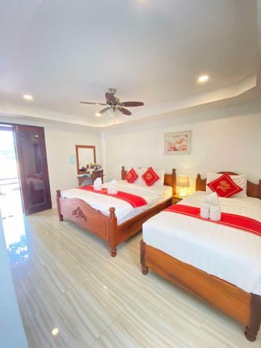 Deluxe Triple Room with Terrace and River View room in Golden Lotus Namkhan View
