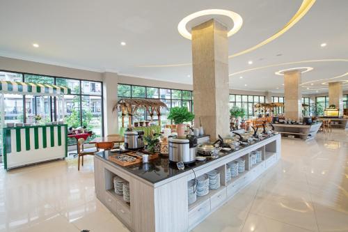 Restaurant, The Green Peak, ARTOTEL Curated in Cisarua Restaurant, The Green Peak, ARTOTEL Curated in Cisarua
