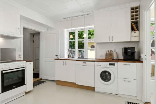 المرافق, Old Local House From 1904 With Natural Garden, in Tranekaer المرافق, Old Local House From 1904 With Natural Garden, in Tranekaer