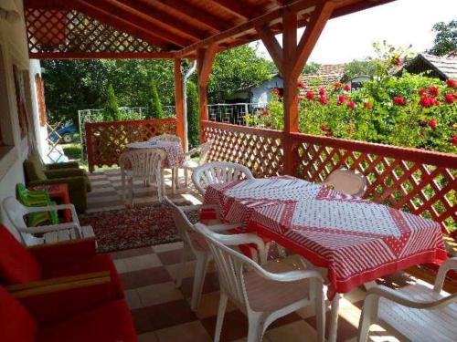 Rózsakert Apartman (Rozsakert Apartman) in โปรอสซโล่ Rózsakert Apartman (Rozsakert Apartman) in โปรอสซโล่