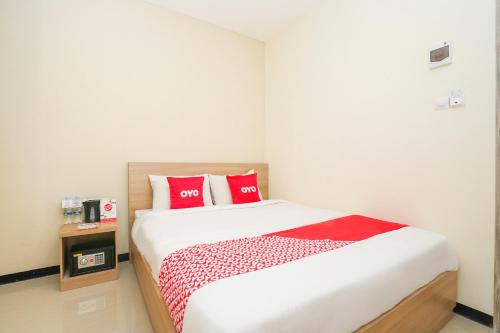 Guestroom, Hotel O Rungkut Near Its Surabaya Formerly Ace Business Hotel in Sukulilo Guestroom, Hotel O Rungkut Near Its Surabaya Formerly Ace Business Hotel in Sukulilo