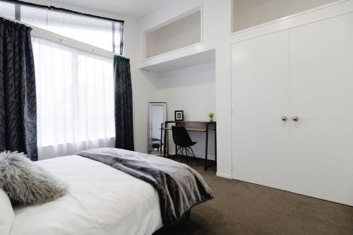 Spacious 3BR Retreat on City Fringe w Free Parking in นิวทาวน์ Spacious 3BR Retreat on City Fringe w Free Parking in นิวทาวน์