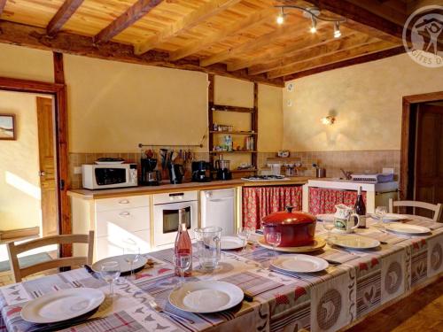 Gite spacieux avec cheminee, jardin, equipements bebe et animaux acceptes, proche nature et randonne in Charbonnieres-les-Bains Gite spacieux avec cheminee, jardin, equipements bebe et animaux acceptes, proche nature et randonne in Charbonnieres-les-Bains