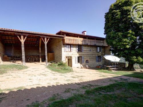 Gite spacieux avec cheminee, jardin, equipements bebe et animaux acceptes, proche nature et randonne in Charbonnieres-les-Bains Gite spacieux avec cheminee, jardin, equipements bebe et animaux acceptes, proche nature et randonne in Charbonnieres-les-Bains