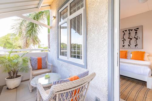 Balkon/Terrasse, Spacious studio with balcony, shared pool and garden in Pointe aux Cannoniers Balkon/Terrasse, Spacious studio with balcony, shared pool and garden in Pointe aux Cannoniers