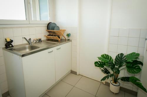 Cocina, Appart 6 pers Marignane à 5 min -plage et aéroport (Appart 6 pers Marignane a 5 min -plage et aeroport) in Marignane Cocina, Appart 6 pers Marignane à 5 min -plage et aéroport (Appart 6 pers Marignane a 5 min -plage et aeroport) in Marignane