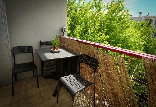 Terraza/balcón, Appart 6 pers Marignane à 5 min -plage et aéroport (Appart 6 pers Marignane a 5 min -plage et aeroport) in Marignane Terraza/balcón, Appart 6 pers Marignane à 5 min -plage et aéroport (Appart 6 pers Marignane a 5 min -plage et aeroport) in Marignane