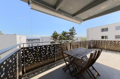 Erkély/terasz, Spacious 2-Bedroom Apartment with Balcony - Quiet Area Neuchâtel - VDE44-1F (Spacious 2-Bedroom Apartment with Balcony - Quiet Area Neuchatel - VDE44-1F) in Hauterive Erkély/terasz, Spacious 2-Bedroom Apartment with Balcony - Quiet Area Neuchâtel - VDE44-1F (Spacious 2-Bedroom Apartment with Balcony - Quiet Area Neuchatel - VDE44-1F) in Hauterive