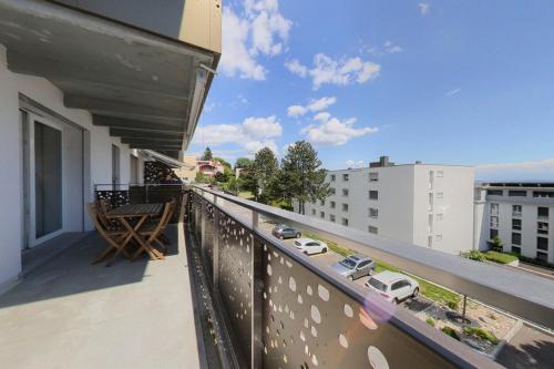 Erkély/terasz, Spacious 2-Bedroom Apartment with Balcony - Quiet Area Neuchâtel - VDE44-1F (Spacious 2-Bedroom Apartment with Balcony - Quiet Area Neuchatel - VDE44-1F) in Hauterive Erkély/terasz, Spacious 2-Bedroom Apartment with Balcony - Quiet Area Neuchâtel - VDE44-1F (Spacious 2-Bedroom Apartment with Balcony - Quiet Area Neuchatel - VDE44-1F) in Hauterive