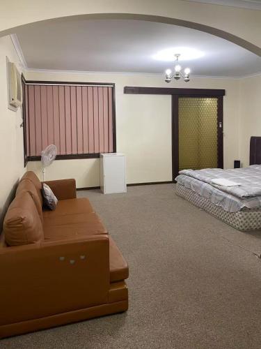 a 别墅大床间毗邻公园和公交车站 in 班杜拉 a 别墅大床间毗邻公园和公交车站 in 班杜拉