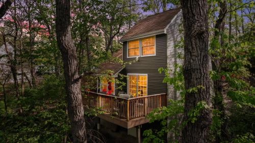 Secret Gardens Fireplace Deck & Dog-Friendly in Inwood (WV) Secret Gardens Fireplace Deck & Dog-Friendly in Inwood (WV)