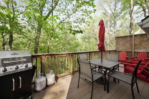 Secret Gardens Fireplace Deck & Dog-Friendly in Inwood (WV) Secret Gardens Fireplace Deck & Dog-Friendly in Inwood (WV)