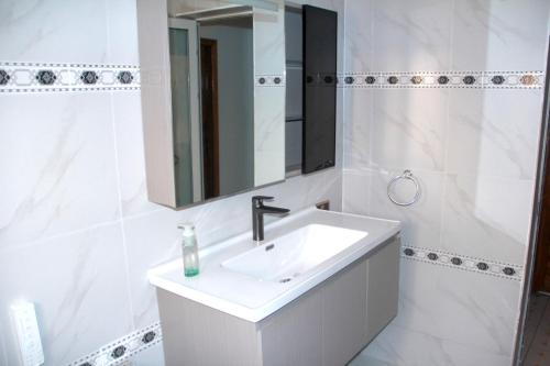 Vannas istaba, Spacious Comfort Stay in Kenyase Vannas istaba, Spacious Comfort Stay in Kenyase
