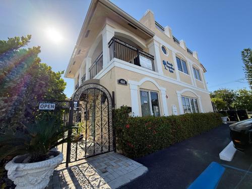 Beach Aqualina Apartments in Lauderdale-by-the-Sea Beach Aqualina Apartments in Lauderdale-by-the-Sea