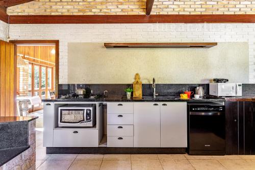 Casa Merlot com Lareira Quadra e Vista para Lago in Rancho Queimado Casa Merlot com Lareira Quadra e Vista para Lago in Rancho Queimado