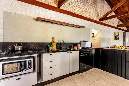 Casa Merlot com Lareira Quadra e Vista para Lago in Rancho Queimado Casa Merlot com Lareira Quadra e Vista para Lago in Rancho Queimado