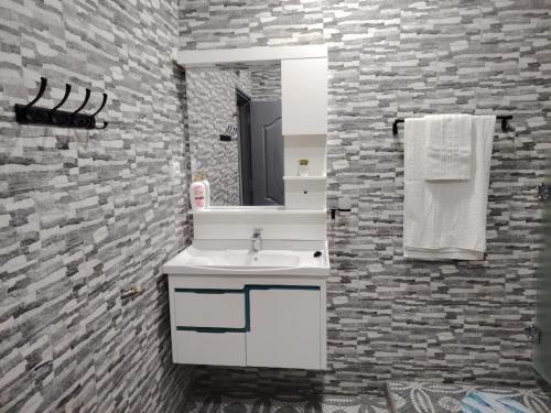 Douche, Newly Built 2BR Comfort Near City, Airport & Beach in Bordj El Kiffan Douche, Newly Built 2BR Comfort Near City, Airport & Beach in Bordj El Kiffan