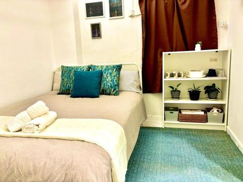 Cozy Bachelor In PmQ with Rooftop in Central District Cozy Bachelor In PmQ with Rooftop in Central District