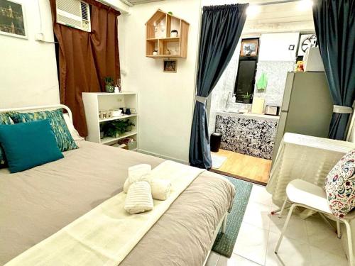 Cozy Bachelor In PmQ with Rooftop in Central District Cozy Bachelor In PmQ with Rooftop in Central District